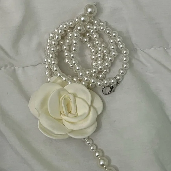 Elegant Pearl Belt with Cream Rose - Picture 1 of 2